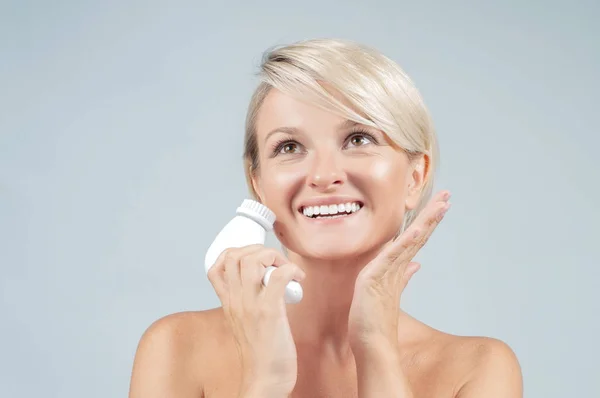 Mujer Feliz Limpiando Piel Cara Con Cepillo Espuma Cosmética Natural — Foto de Stock