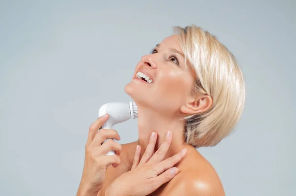 Mujer Feliz Limpiando Piel Cara Con Cepillo Espuma Cosmética Natural — Foto de Stock