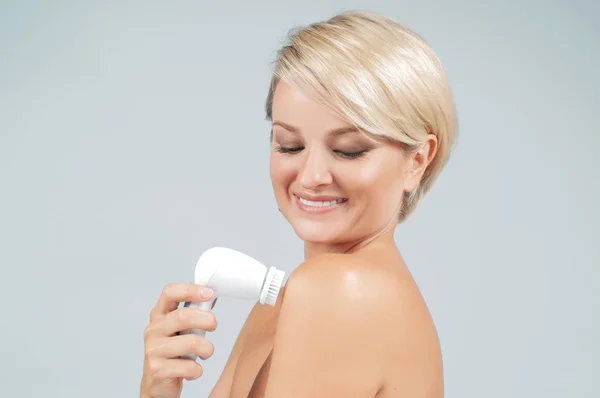 Temiz Cilt Çıplak Omuzları Ile Güzel Kadın Kozmetik Temizlik Fırça — Stok fotoğraf