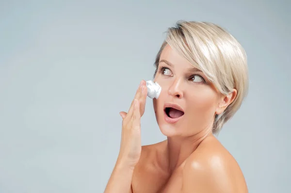 Mulher Feliz Com Espuma Para Lavar Rosto Conceito Pele Limpa — Fotografia de Stock