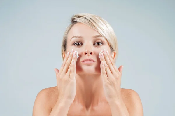 Mujer Feliz Con Espuma Para Lavarse Cara Perfecto Concepto Piel —  Fotos de Stock