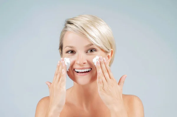 Mulher Feliz Com Espuma Para Lavar Rosto Conceito Pele Limpa — Fotografia de Stock