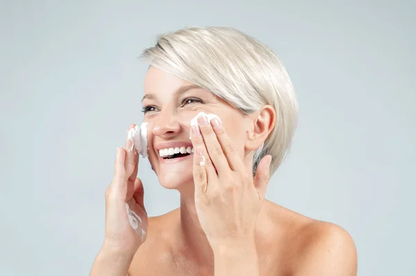 Wanita Bahagia Dengan Busa Untuk Mencuci Wajahnya Konsep Kulit Bersih — Stok Foto