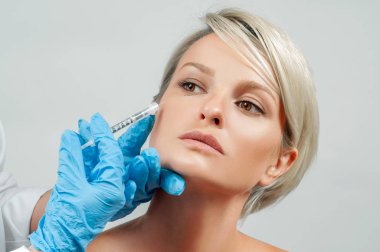 Kadın dolgu enjeksiyonu yanak içinde oluyor. Asansör anti-aging bakım ve yüz. Kozmetik tedavi. 