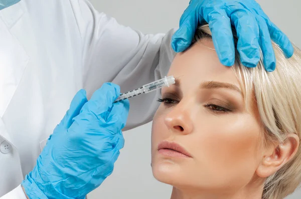 Mulher Está Ser Injectada Tratamento Envelhecimento Lifting Facial Tratamento Cosmético — Fotografia de Stock