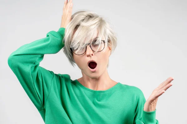 Chica Sorprendida Gafas Sobre Fondo Gris Mujer Conmocionada Con Boca —  Fotos de Stock