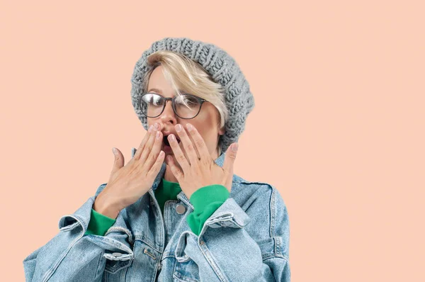 Style Fashion Excited Woman Wears Hat Glasses Shocked Face Expression — Stock Photo, Image