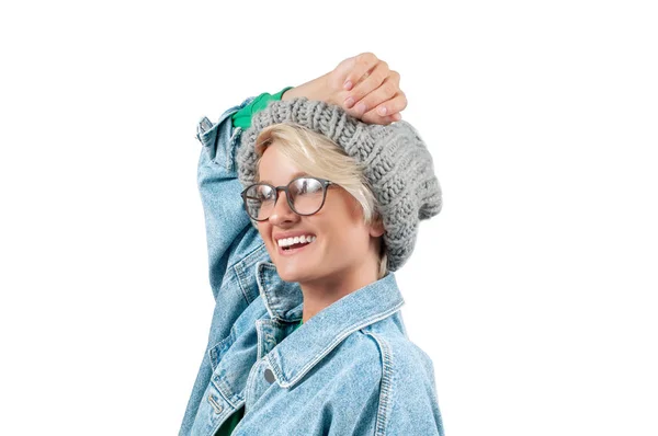 Счастливая Красивая Женщина Модных Джинсах Куртка Шляпа Белом Фоне — стоковое фото