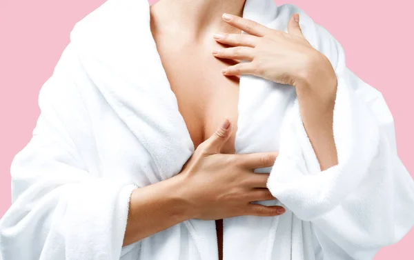 Lichaam Verzorging Concept Mooie Vrouw Bad Witte Badjas Roze Achtergrond — Stockfoto