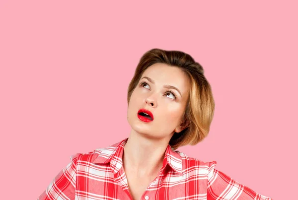 Γυναίκα Των Επιχειρήσεων Σκέφτεται Ανάκριση Έκφραση Προσώπου Κοιτώντας Ψηλά Ροζ — Φωτογραφία Αρχείου