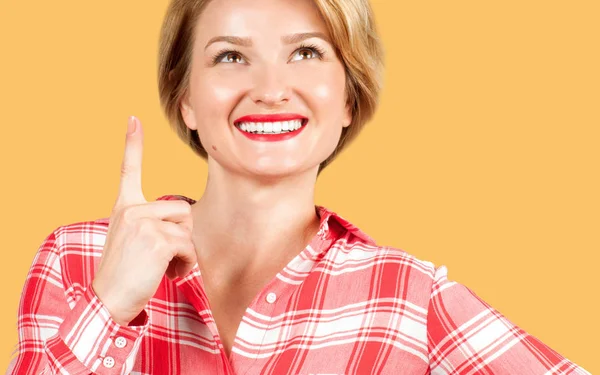 Hermosa Mujer Sonriendo Señalando Hacia Arriba Hermosa Estudiante Mostrando Dedo — Foto de Stock