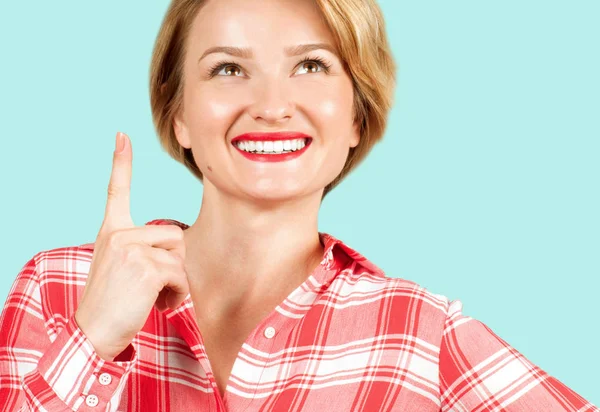 Hermosa Mujer Sonriendo Señalando Hacia Arriba Hermosa Chica Estudiante Mostrando — Foto de Stock