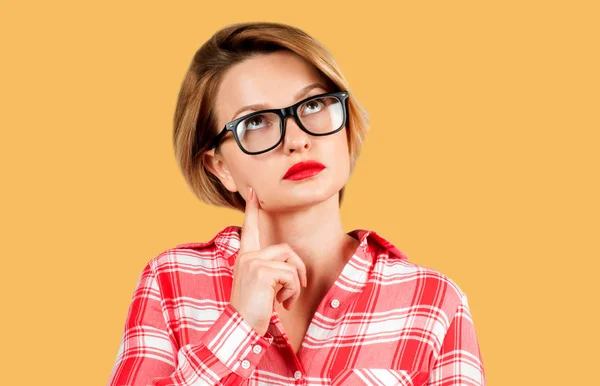 黄色の背景に見上げる表情を問う若い思考ビジネス女性 — ストック写真