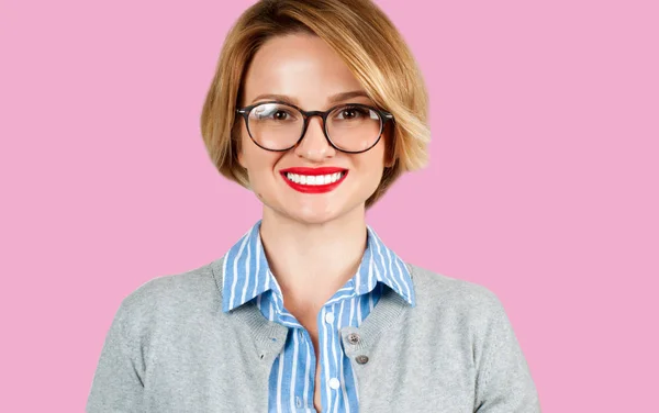 Счастливая Красивая Деловая Женщина Очках Розовом Фоне — стоковое фото