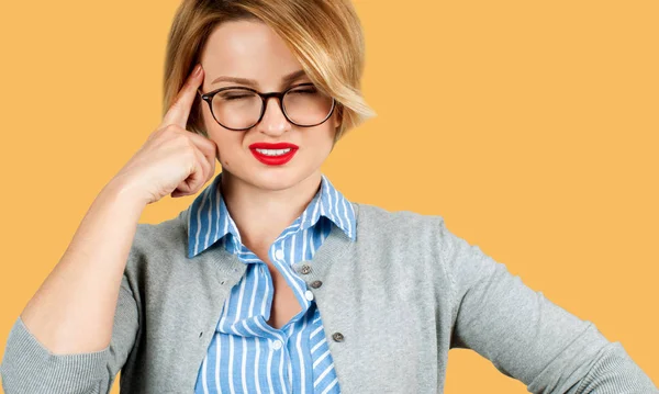 Schöne Geschäftsfrau Denkt Ihre Pläne Auf Gelbem Hintergrund Ideen Oder — Stockfoto