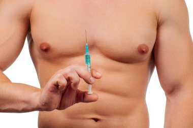 Vücut geliştirmeci steroid hazırlanıyor. Adam Steroid enjeksiyonu alıyor.
