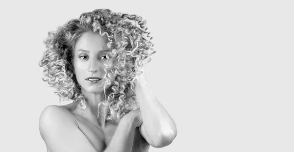 Υγιή Μαλλιά Σγουρά Όμορφη Γυναίκα Κυματιστά Ξανθά Μαλλιά — Φωτογραφία Αρχείου