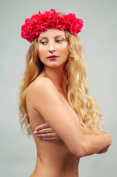 Schöne Romantische Junge Frau Mit Einem Blumenkranz Jungfrau Tierkreiszeichen — Stockfoto