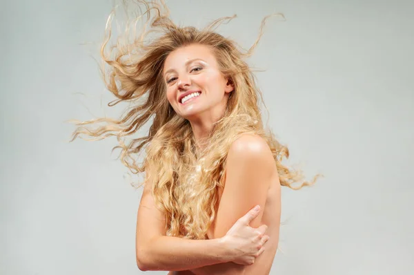 Sağlıklı Kıvırcık Saçlı Dalgalı Uzun Sarı Saçlı Güzel Kadın — Stok fotoğraf