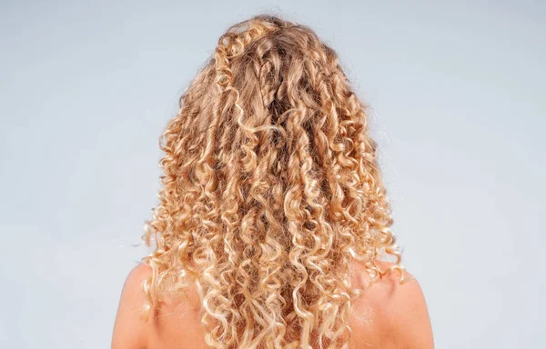 Menina Beleza Com Cabelo Encaracolado Saudável Mulher Bonita Com Cabelo — Fotografia de Stock