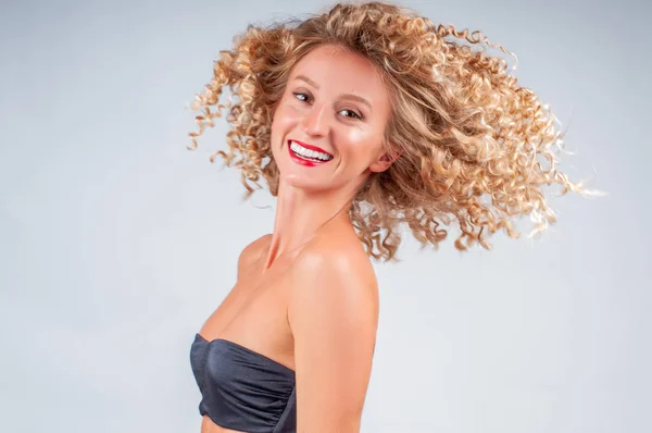 Счастливая Девушка Здоровыми Вьющимися Волосами Красивая Женщина Волнистыми Светлыми Волосами — стоковое фото