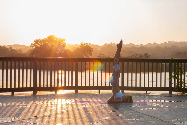 Tânăra Femeie Care Făcea Yoga Asana Sprijinit Umărul Răsărit Variația — Fotografie, imagine de stoc