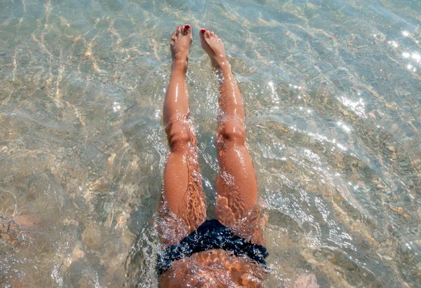 Giovane Donna Sdraiata Acqua Spiaggia Onde Marine — Foto Stock