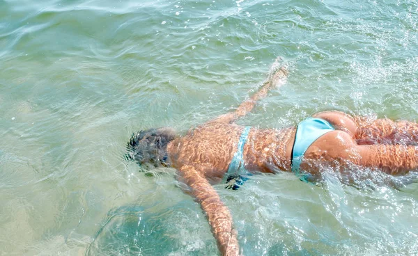 Flickan Simning Ung Kvinna Simmar Vattnet Havet — Stockfoto