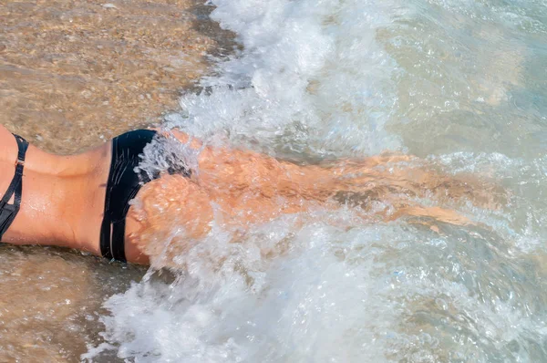 Ung Kvinna Bikini Ligga Vattnet Stranden Havets Vågor — Stockfoto