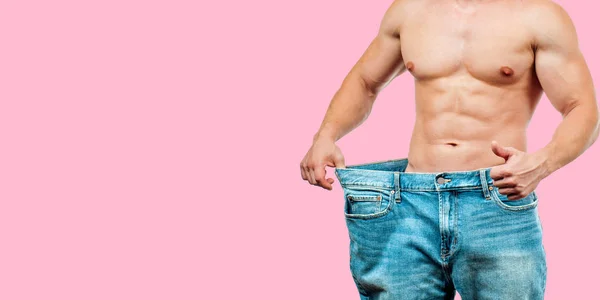 Mann Trägt Große Jeans Nach Der Diät Abnehmkonzept Auf Rosa — Stockfoto