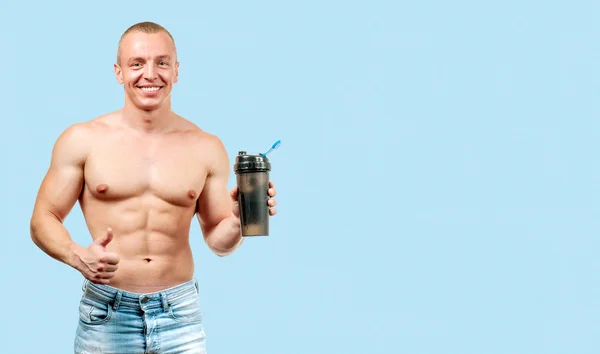 Bonito Homem Muscular Levando Nutrição Esportes Proteína Fundo Azul — Fotografia de Stock