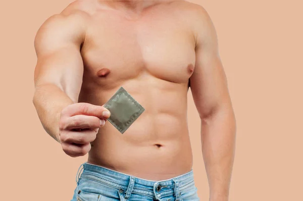 Conceito Sexual Segurança Bonito Homem Musculoso Com Preservativo Fundo Pastel — Fotografia de Stock