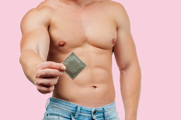 Conceito Sexual Segurança Bonito Homem Musculoso Com Preservativo Fundo Rosa — Fotografia de Stock