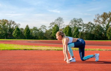 Güzel kadın pistte yayınlanmaya başlaması hazır