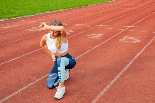 Mujer Cansada Corredora Descansando Después Correr Sentada Pista — Foto de Stock