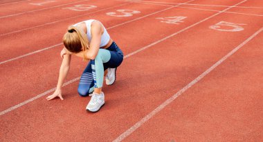 Koşu parkuru oturma çalıştırıldıktan sonra bir dinlenme alarak yorgun kadın runner