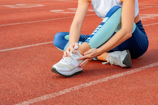 Beinskade Kvinne Løper Smerte Beinet Etter Trening Berører Ankelen Ute – stockfoto