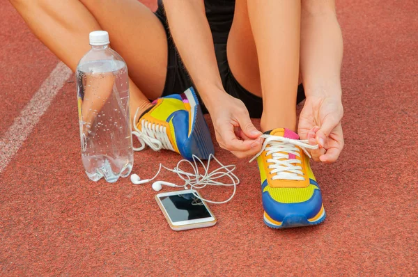 Runner Kobieta Sportowe Wiązania Sznurowadeł Kobieta Sznurowanie Jej Trampki Bieżnię — Zdjęcie stockowe