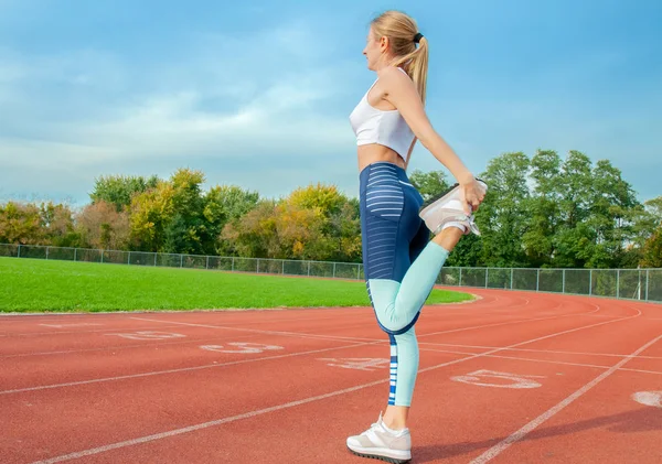 Estilo Vida Saudável Mulher Fitness Esticando Pernas Antes Correr Livre — Fotografia de Stock