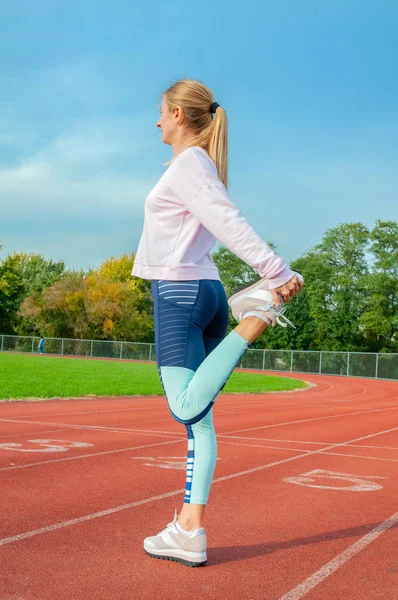 Estilo Vida Saudável Mulher Fitness Esticando Pernas Antes Correr Livre — Fotografia de Stock
