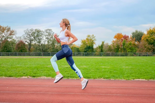 Zdravého Životního Stylu Mladých Fitness Žena Běží Běžkyně Cvičení Systémem — Stock fotografie