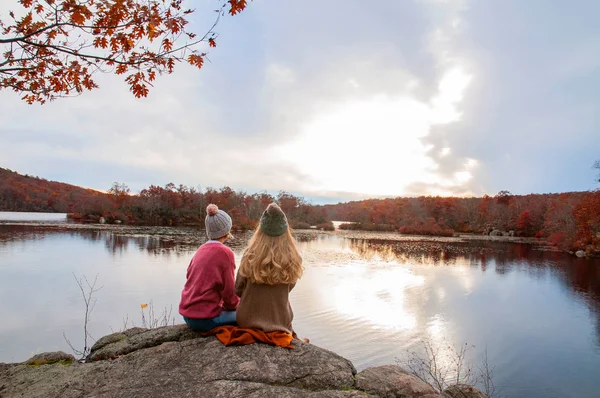 素晴らしい湖と森 放浪旅行の概念を見て秋の服で 人の女の子の旅行者 — ストック写真