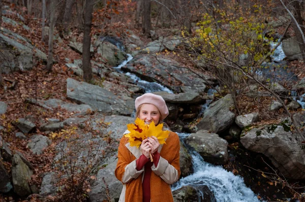 Mooie Vrouw Herfst Het Park Met Gele Bladeren Glimlachen Genieten — Stockfoto