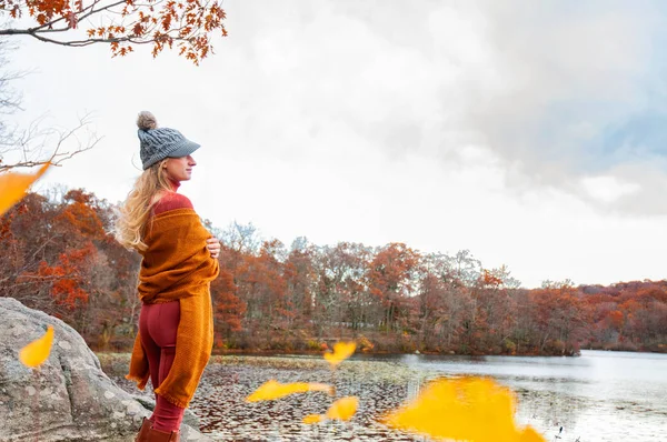 Viaggiatore Donna Caldo Cappello Vestiti Autunnali Guardando Incredibile Lago Foresta — Foto Stock