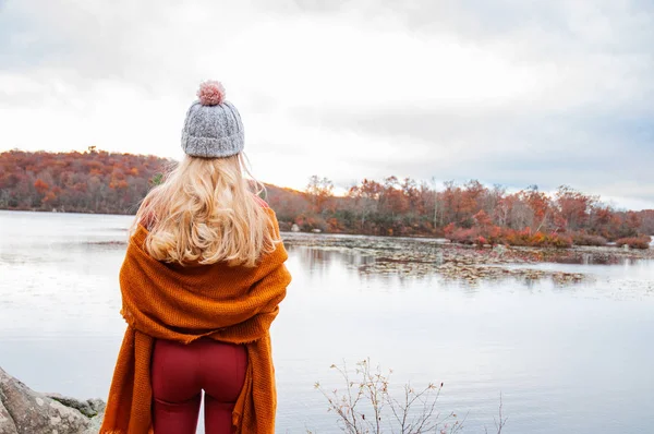 Femeie Călător Pălărie Caldă Haine Toamnă Uitându Lac Uimitor Pădure — Fotografie, imagine de stoc