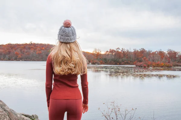 Женщина Путешественница Теплой Шляпе Осенней Одежде Глядя Удивительное Озеро Лес — стоковое фото