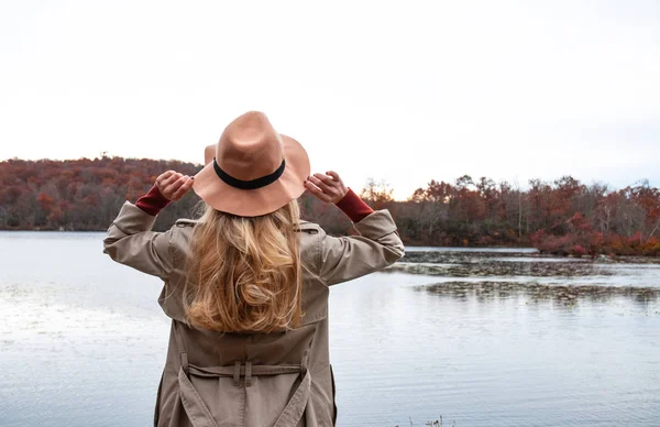Женщина Шляпе Теплая Осенняя Одежда Глядя Удивительное Озеро Лес Странствия — стоковое фото