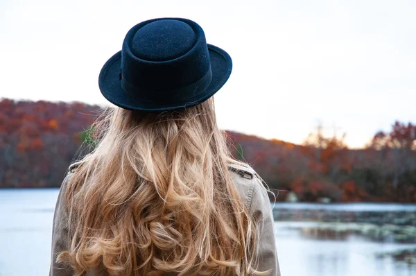 Kadın Arıyorum Muhteşem Göl Orman Yolculuk Tutkusu Seyahat Kavramı Şapka — Stok fotoğraf