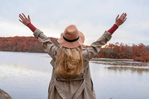 Vrouw Muts Warme Herfst Kleding Kijken Geweldig Meer Bos Wanderlust — Stockfoto