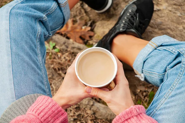 Gyönyörű Kávéfogyasztás Őszi Parkban Tartó Csésze Kávéval Kezében Szabadtéri Női — Stock Fotó